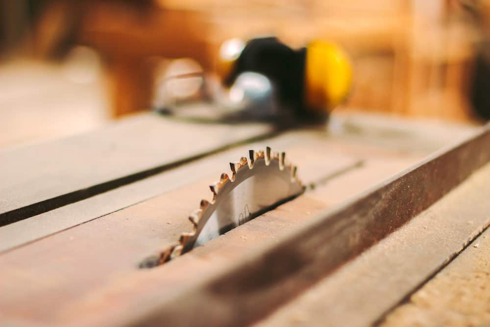 Carpenter table for cutting wooden material with circular saw difference between band saw vs table saw